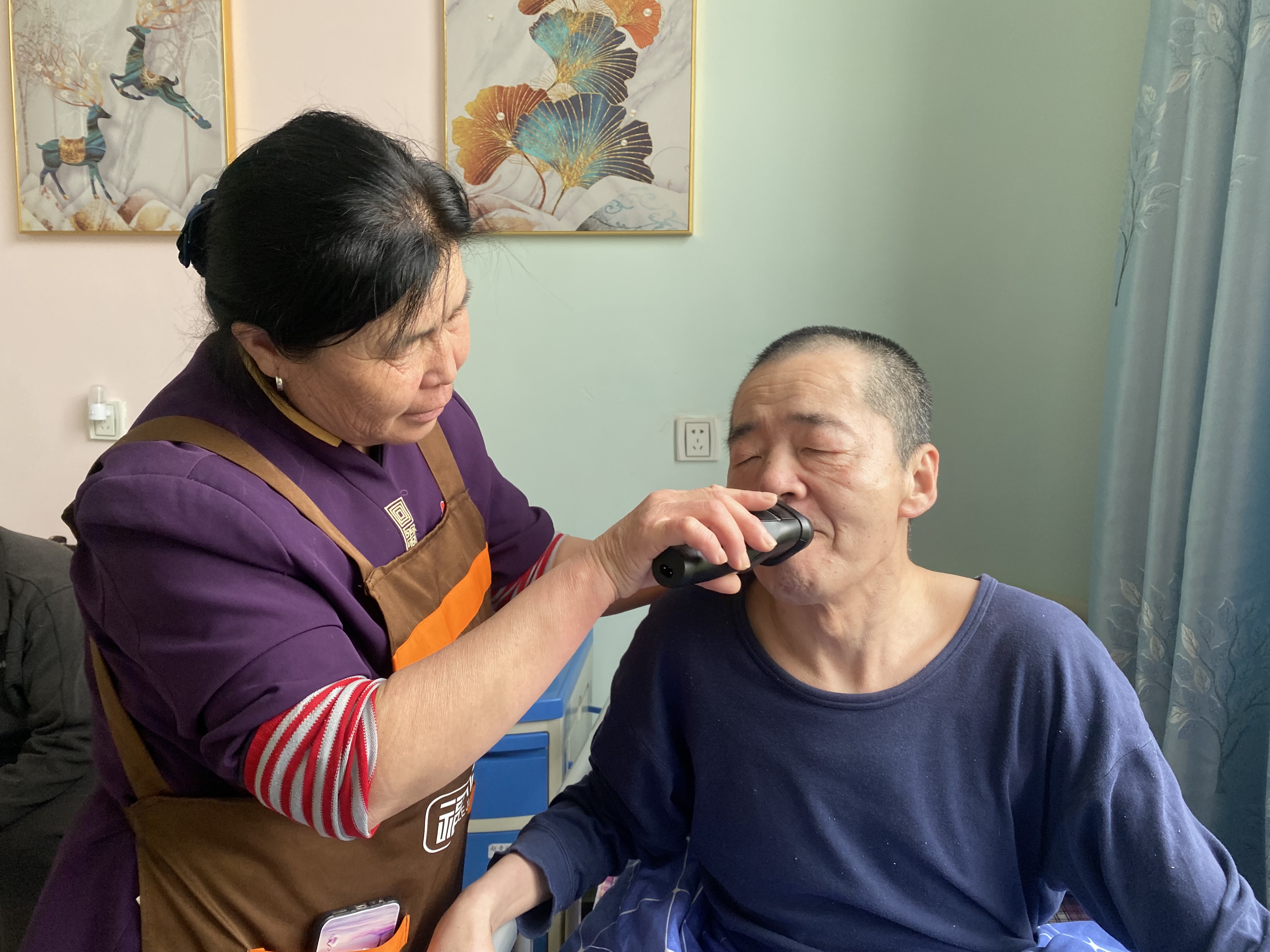 為長(zhǎng)者剃胡須