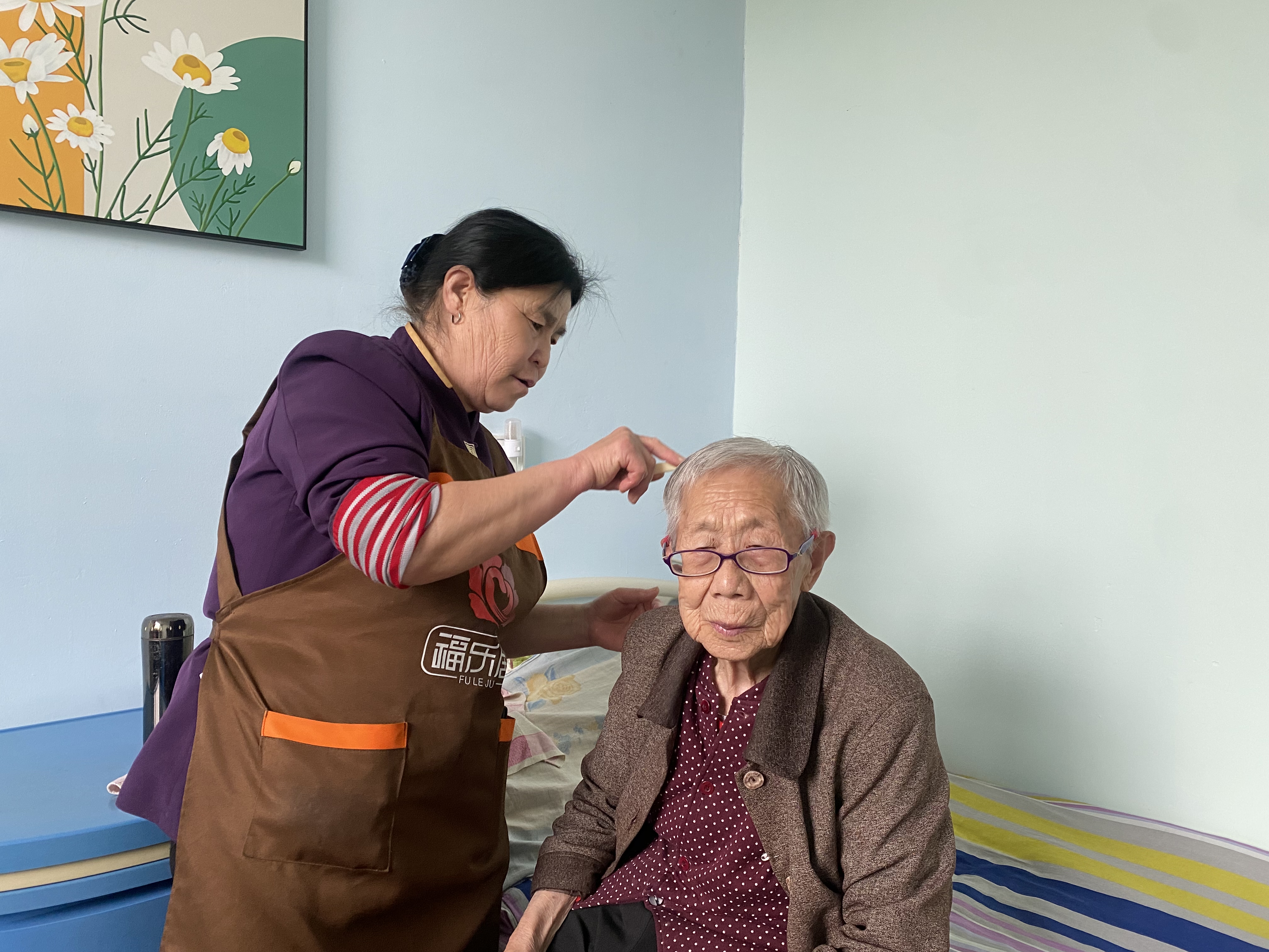 為長(zhǎng)者做清潔